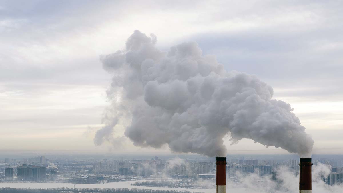 Två skorstenar med rök.