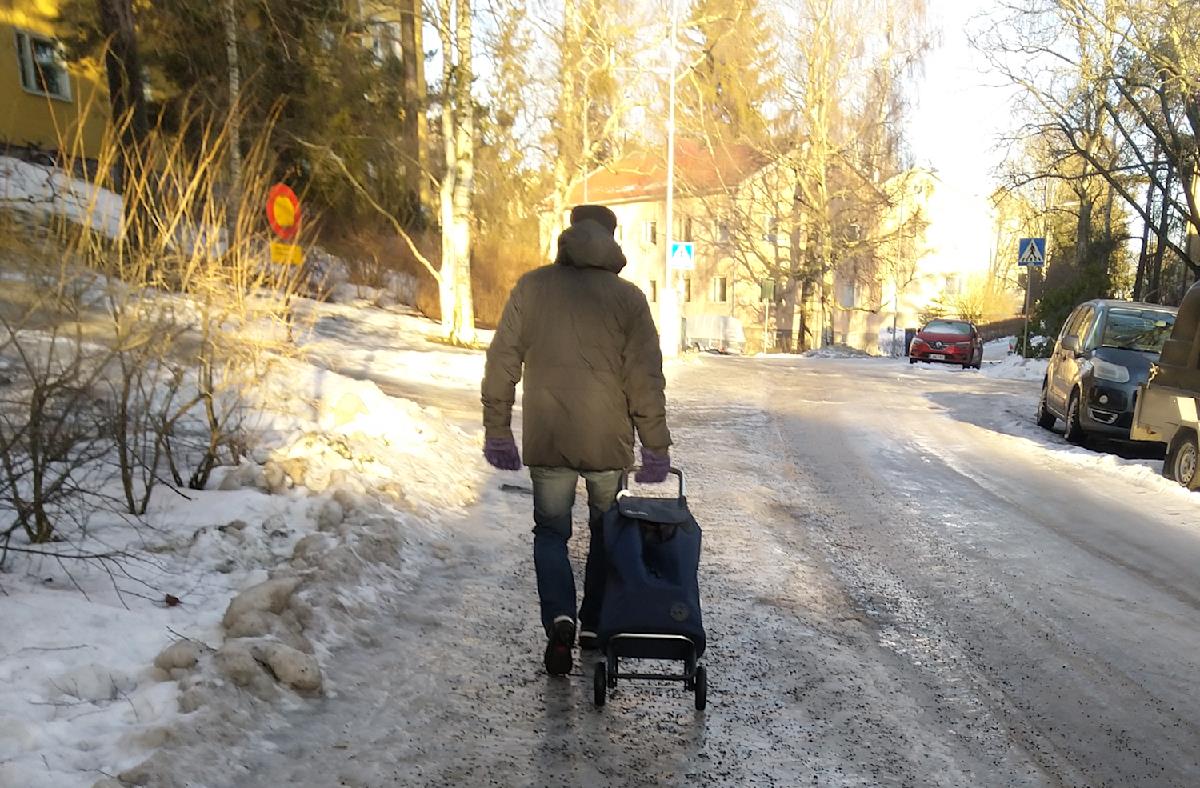 Isiga trotto. En man drar shoppingväska.