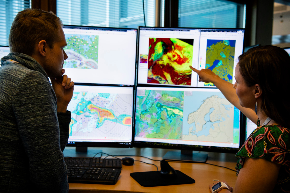 Meteorologer prognostiserar vädret.