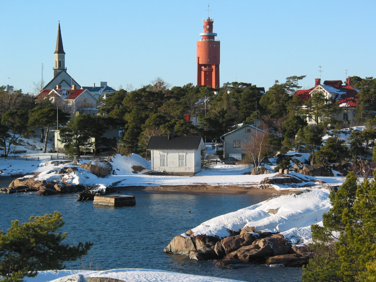 Öppet vatten i en vik och mareografen på stranden.
