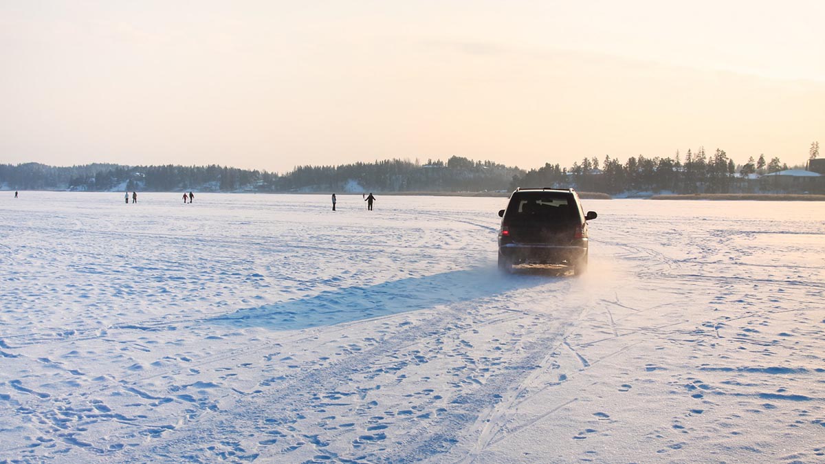 En bil kör på isen.