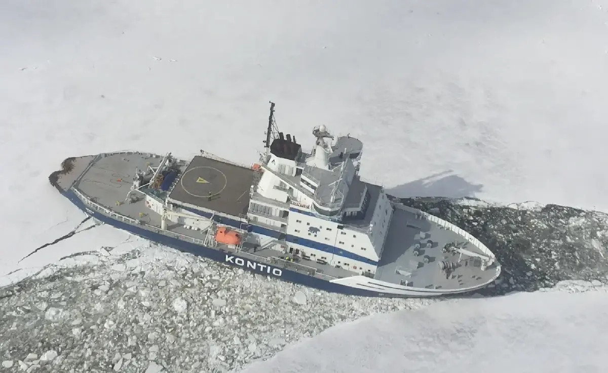 Isbrytare Kontio i mitten isfält.