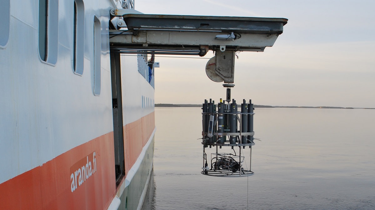 CTD-sonden hissas ut ur Aranda.