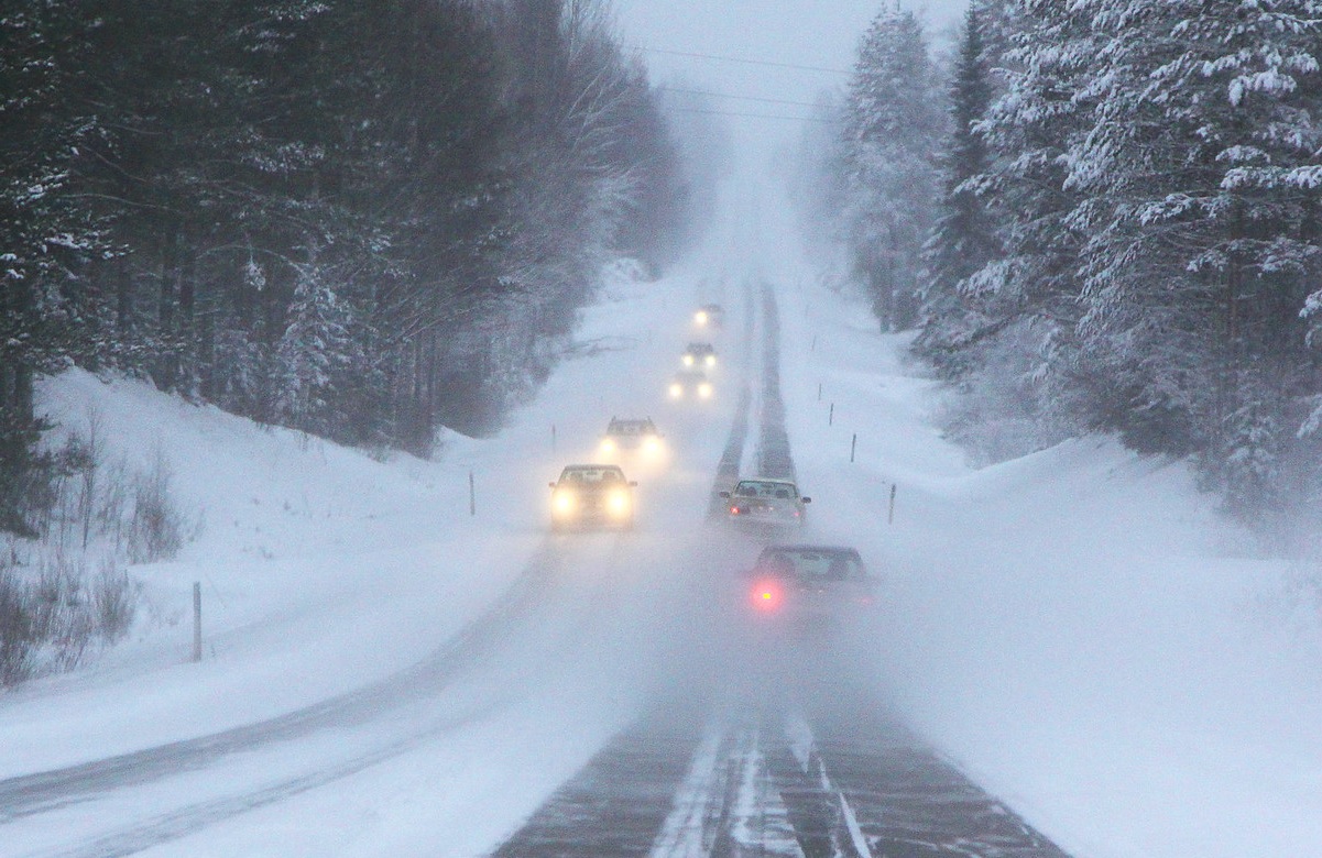Många bilar i snöfal