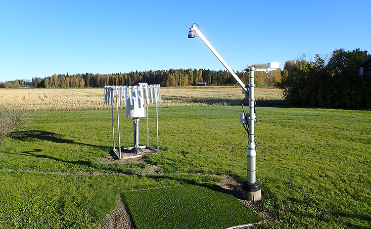 En nederbördsmätare och en snömätare