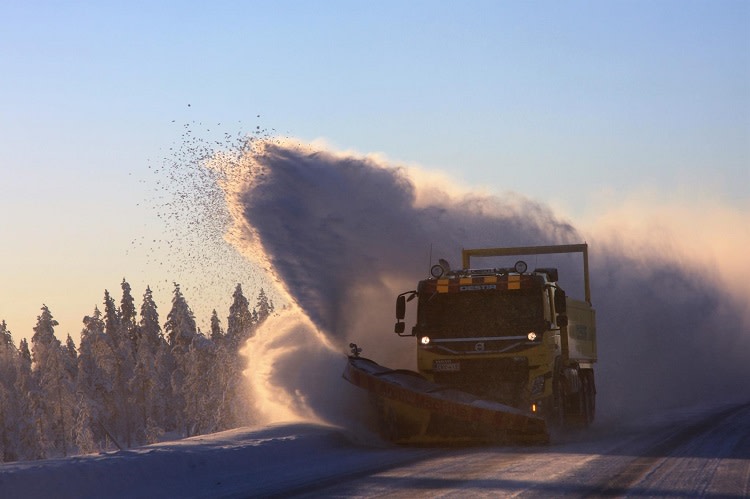 Snöplog plogar undan snön.